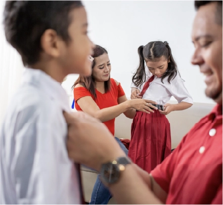 Galería de imágenes que muestra el día a día en CAYAM: festivales, clases, revisiones médicas y convivencia sana entre los niños.