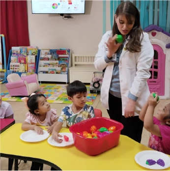 Maestra y niños trabajando en actividades de motricidad.