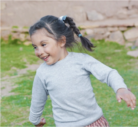 Galería de imágenes que muestra el día a día en CAYAM: festivales, clases, revisiones médicas y convivencia sana entre los niños.