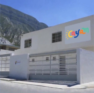 Fachada y áreas seguras del centro CAYAM para la atención de menores.