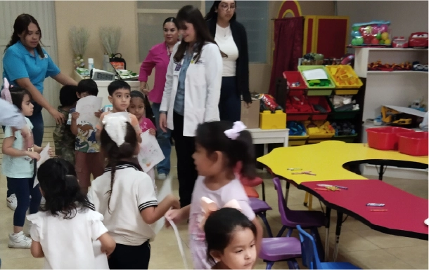 Niños participando en una dinámica de integración grupal dentro del aula de talleres.